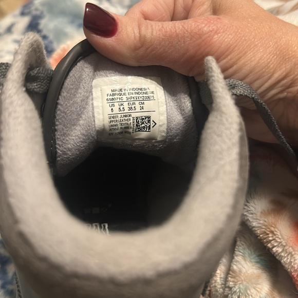 Converse Chuck Taylor All Star grey leather Hi Tops
Woman’s 7 men’s 5 - Picture 7 of 7